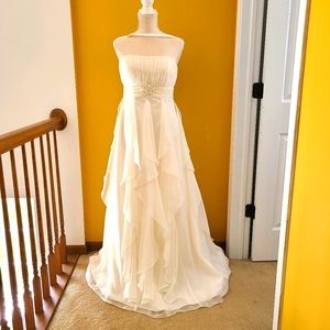 David's Bridal Gorgeous Strapless Wedding Dress